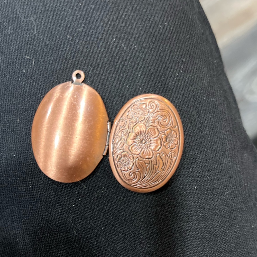 🏴‍☠️OVAL LOCKET PENDANT W/ETCHED FLOWERS 14K GOLD OVER STERLING SILVER🏴‍☠️